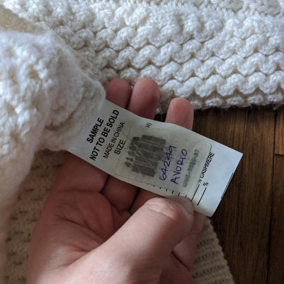 Wilfred Esmee sweater from Aritzia in the colour avorio. - Picture 3 of 3